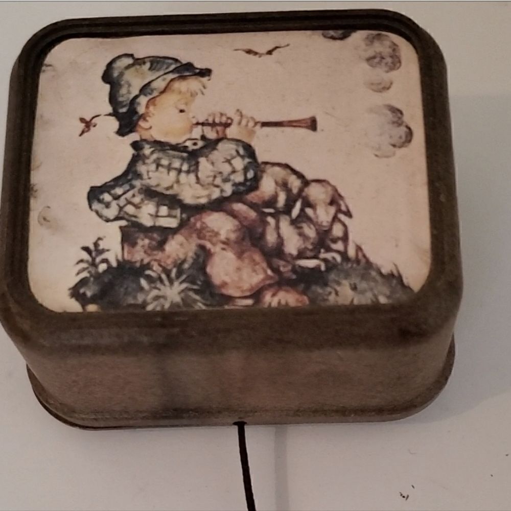 Vintage Hummel Japan Music Box Pull string‎